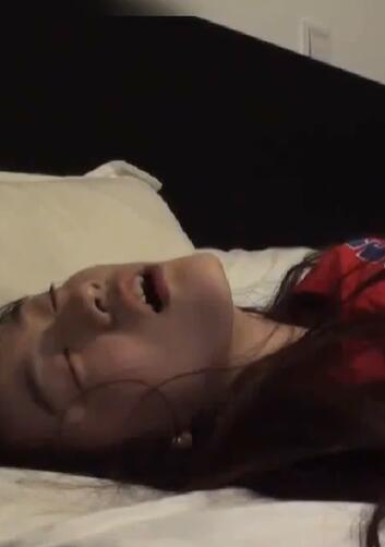 邪恶二人组下药迷翻校园啦啦队美女