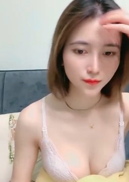 漂亮短发美女小姐姐在家直播赚钱