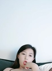 满肉肉的白皙妹子躺下大秀