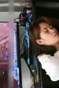 网吧包房女友跪舔和老铁在包房椅子