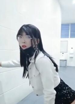 最近疯传的清纯眼镜长腿系在女厕公然当着路人面